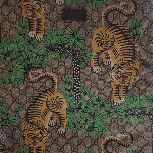 Gucci GG Supreme Bengal Tiger Tote Bag with Crossbody Strap - Picture 12 of 12